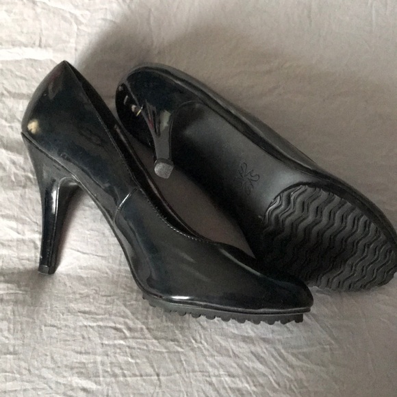 Vera Wang Black Heels - Picture 2 of 3